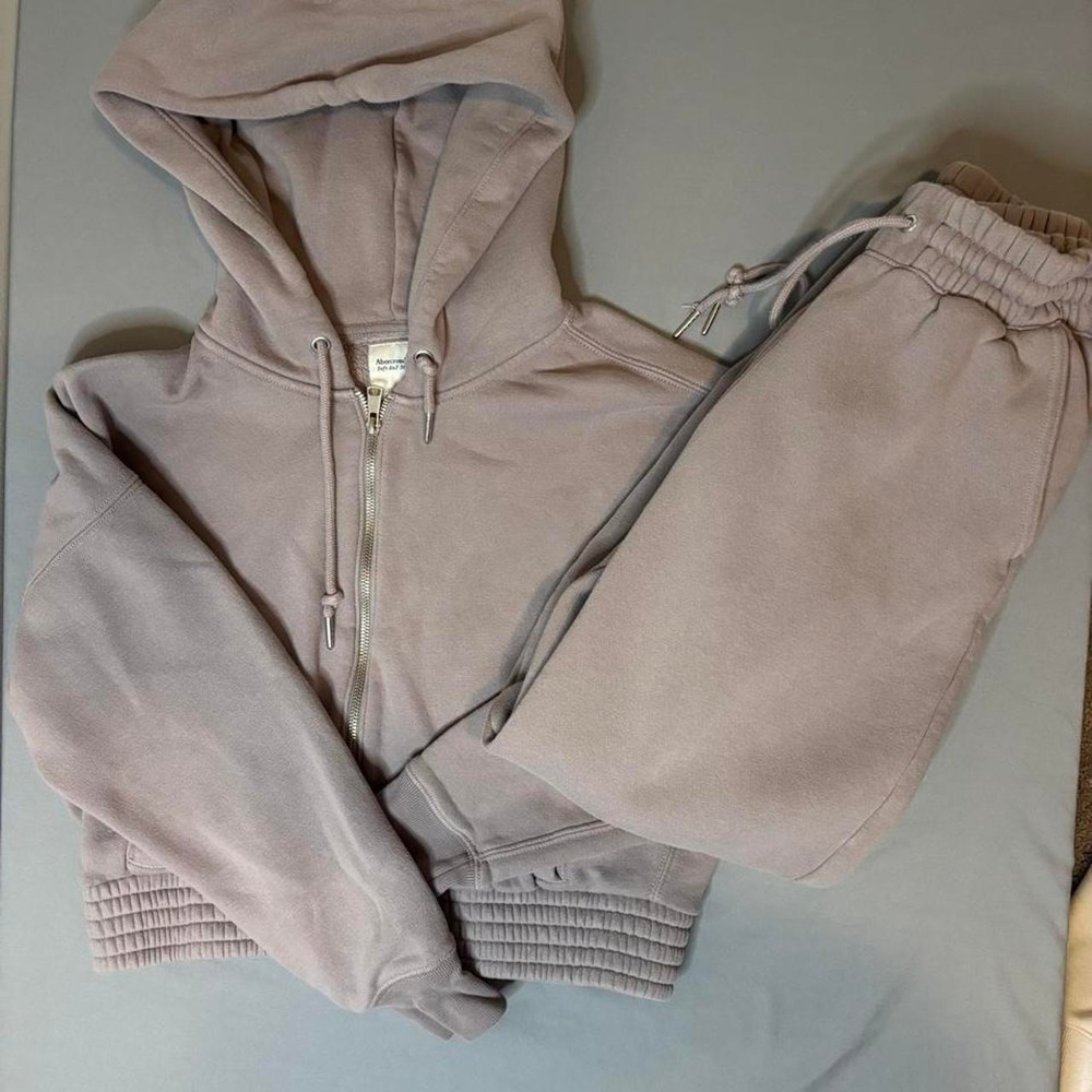 Abercrombie and fitch soft af max essentials jogger set